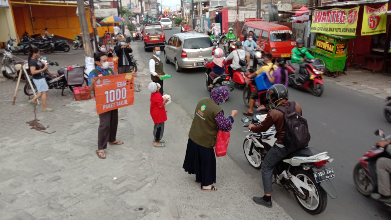 Indahnya Ramadhan dengan Berbagi Takjil