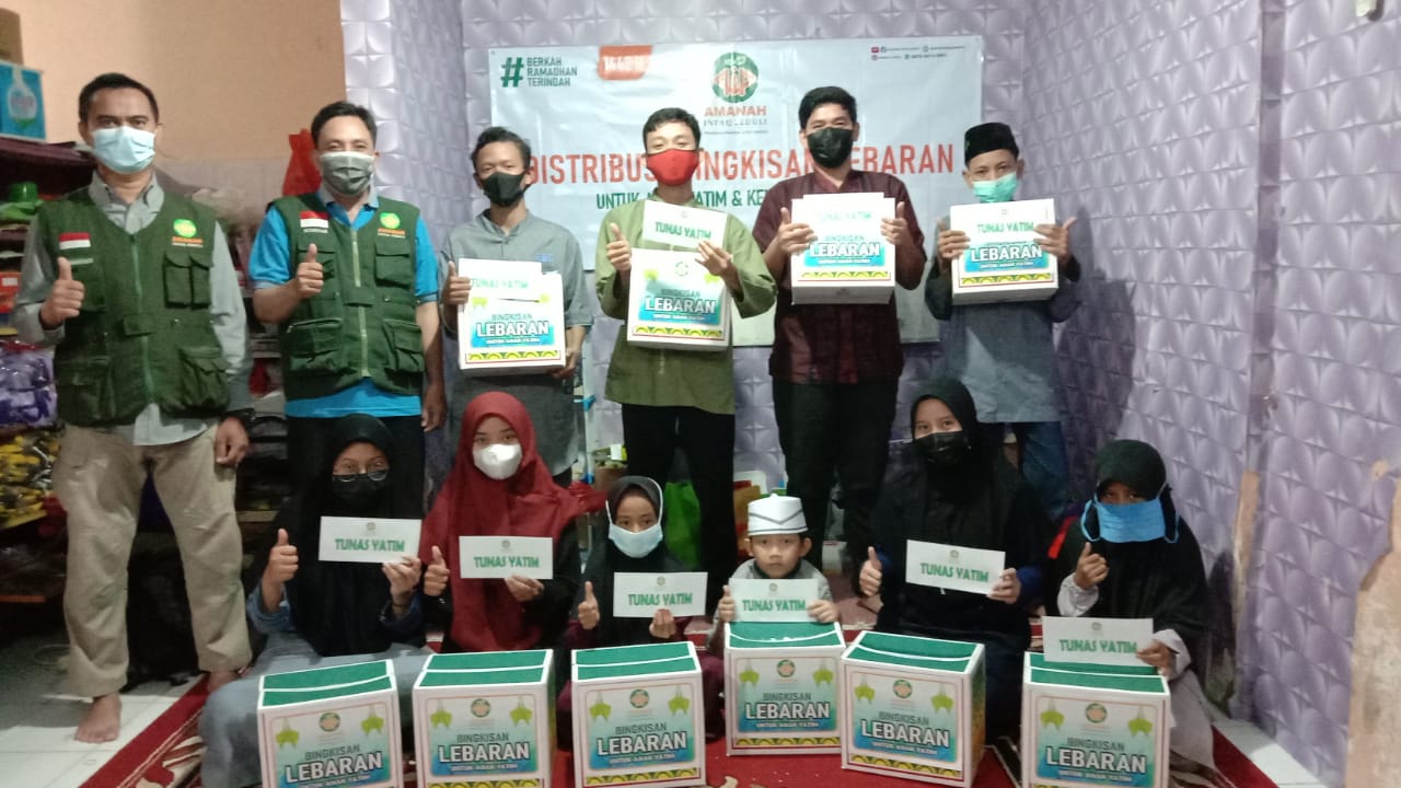 Berbagi Paket Lebaran untuk Anak Yatim